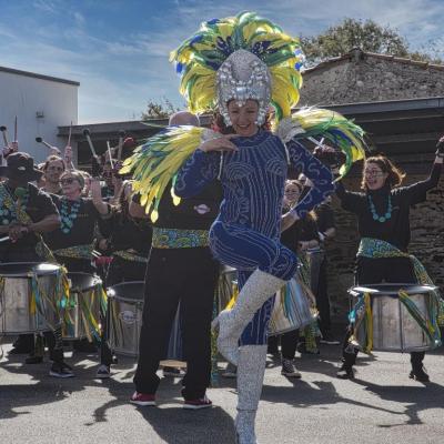 Batucada et danseuse de samba