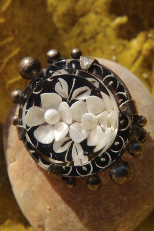 Des fleurs dans un écrin en broche