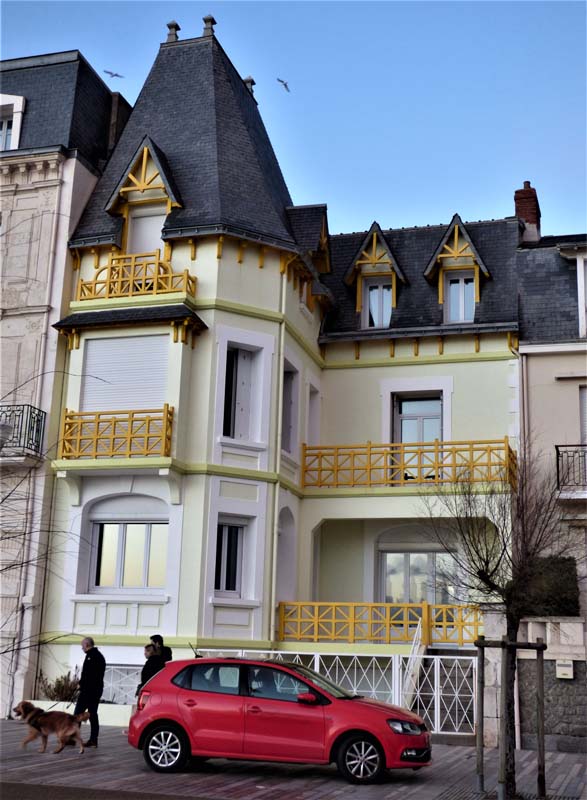 Rouge-jaune bord  de mer