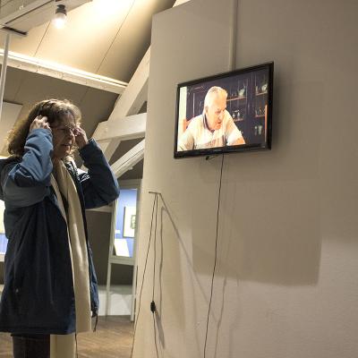 Chantal B - Une visiteuse bien attentive...