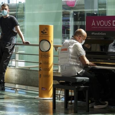 Daniele piano a la gare